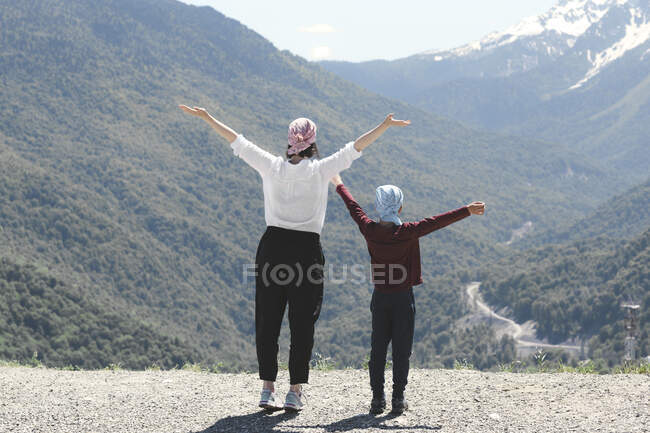Мать и сын наслаждаются видом на горы, Сочи, Россия — стоковое фото