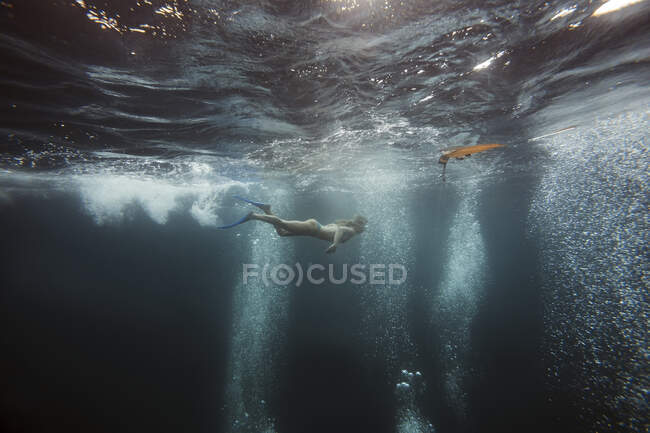 Donna sott'acqua, Gili Meno, Isole Gili, Bali, Indonesia — Foto stock