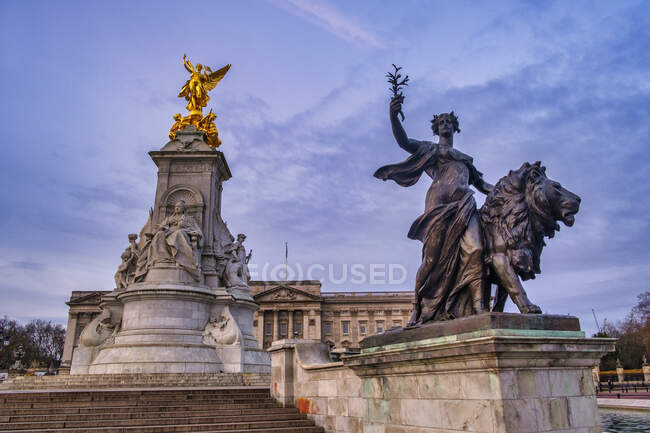 UK, England, London, Low angle view of Victoria Memorial at awn — стокове фото