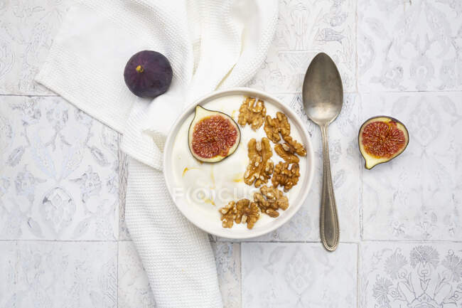 Bowl of Greek yogurt with honey, walnuts and fig — Stock Photo