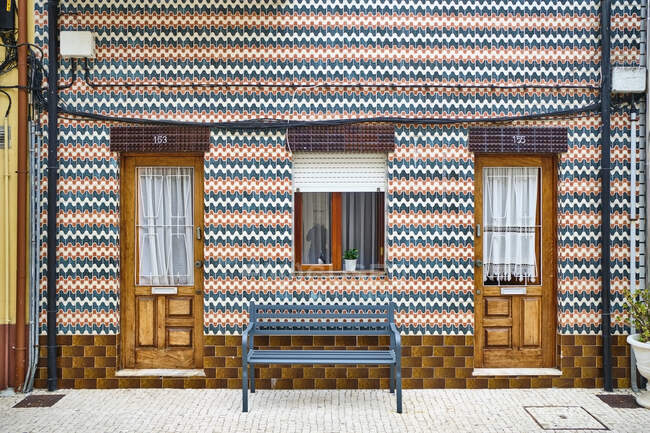 Portugal, Porto, Afurada, Fachada de casa ornamentada única vista do pavimento — Fotografia de Stock