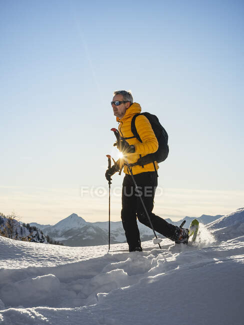 Escursioni con le ciaspole in montagna, Valmalenco, Sondrio, Italia — Foto stock