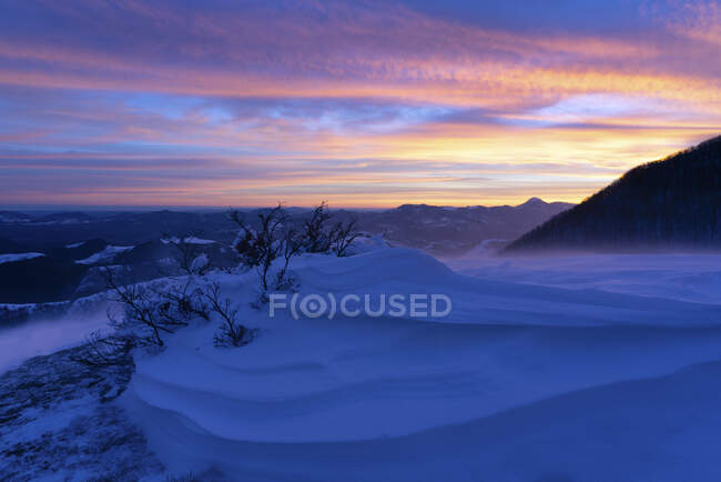 Vista panorâmica das montanhas cobertas de neve contra o céu nublado durante o nascer do sol, Úmbria, Itália — Fotografia de Stock