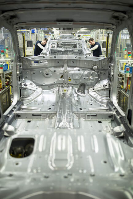 Deux collègues travaillant dans une usine automobile moderne — Photo de stock