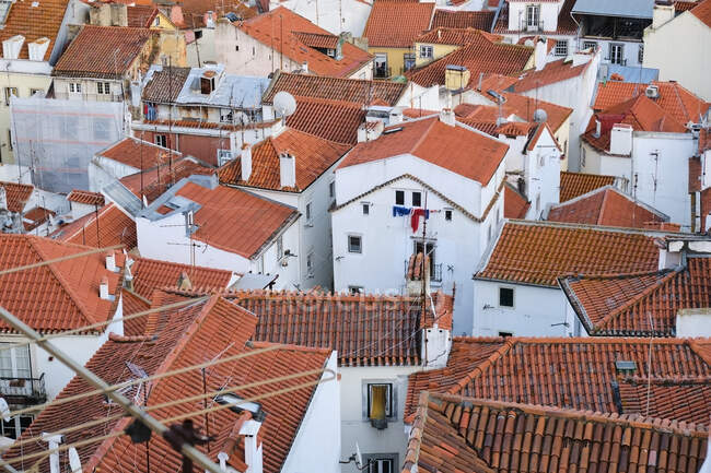Portugal, Lisboa, Alfama, vista de alto ângulo dos telhados — Fotografia de Stock
