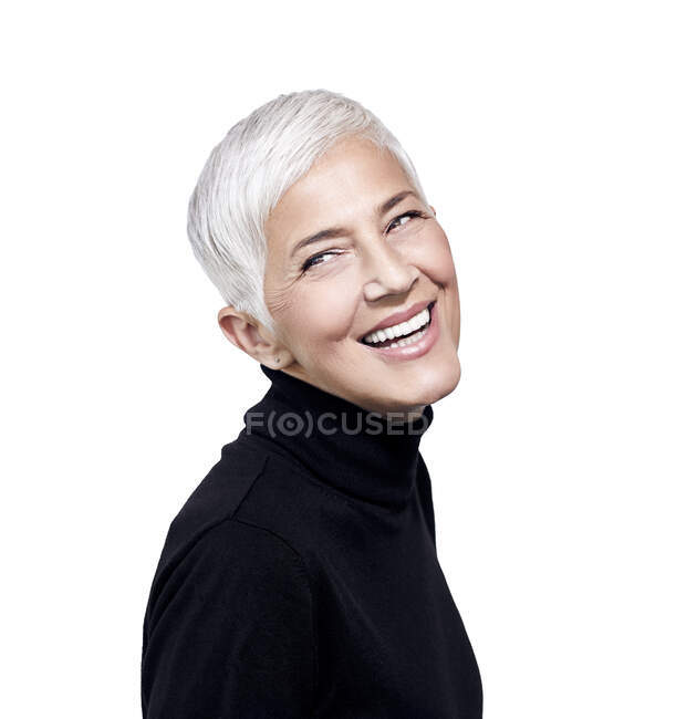 Портрет дорослої жінки з коротким сивим волоссям у чорному штанеку. — стокове фото