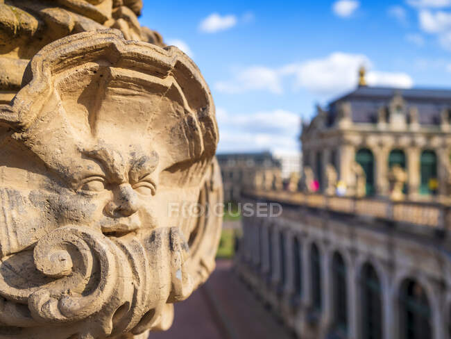 Primer plano de la estatua en el palacio de Zwinger contra el cielo en Dresde, Alemania — Stock Photo