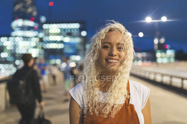 Молода жінка в сутінках у Лондоні. — стокове фото
