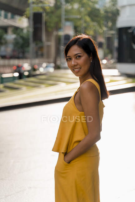 Портрет модної жінки, одягненої в жовте. — Stock Photo