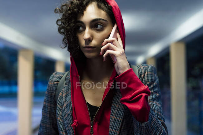 Ritratto di giovane donna al telefono la sera — Foto stock