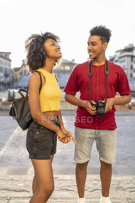 Щаслива молода туристична пара досліджує місто Флоренція (Італія). — стокове фото