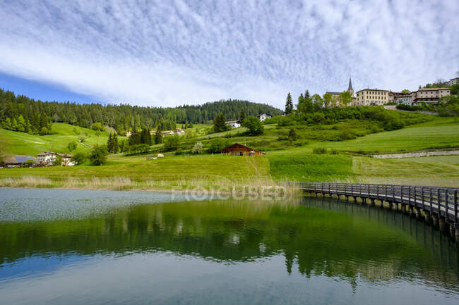 Italia, Trentino, Ruffre-Mendola, Piccolo lago di campagna a Passo Mendel — Foto stock