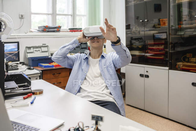 Sudent using VR goggles — Stock Photo