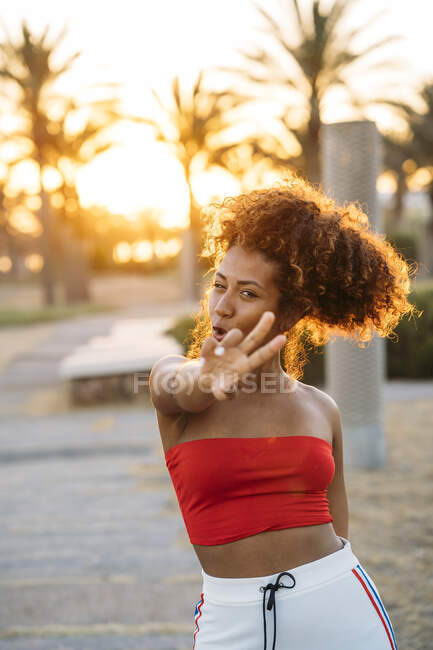 Jovem mulher feliz expressando gesto V com os dedos — Fotografia de Stock