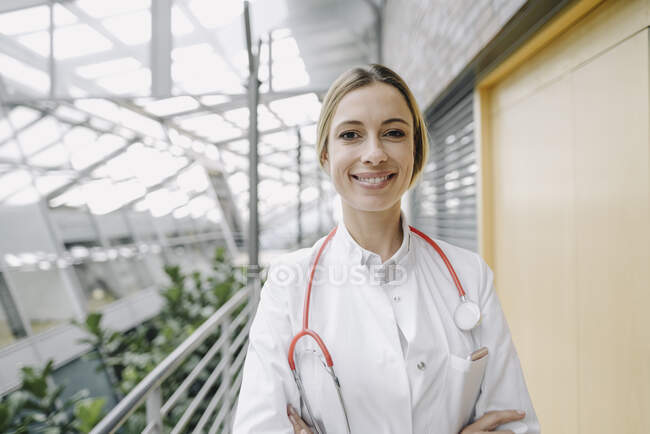 Portrait d'une femme médecin souriante — Photo de stock