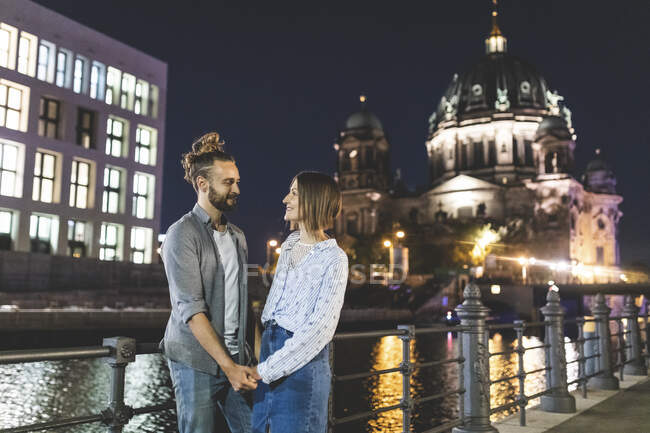 Coppia sorridente innamorata in città con la Cattedrale di Berlino sullo sfondo, Berlino, Germania — Foto stock