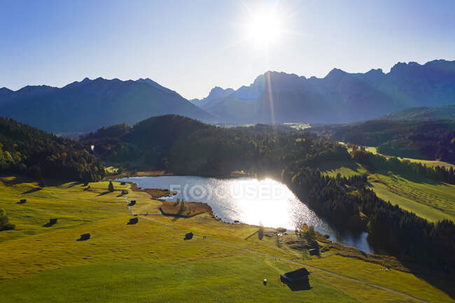 Germany, Bavaria, Krun, Scenic view of sun shining over Geroldsee lake — Stock Photo