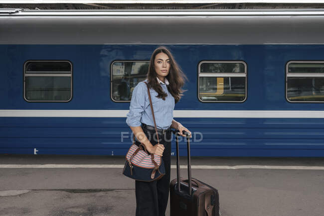 Young female traveller waiting on train station — Stock Photo