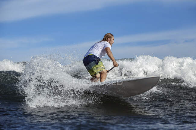 SUP surfer, Bali, Indonesia sullo sfondo della natura — Foto stock
