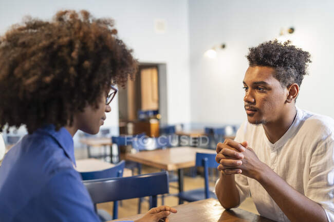 Students discussing a project in a cafe — Stock Photo