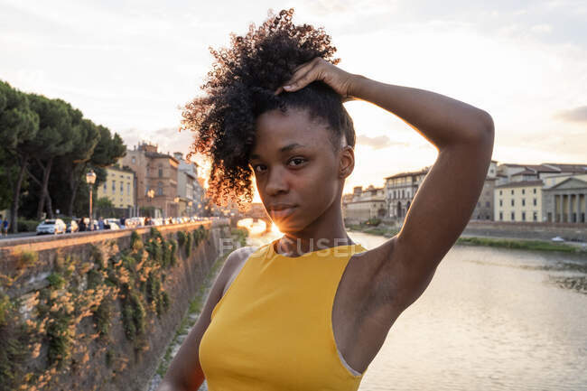 Ritratto di giovane donna sicura di sé all'Arno al tramonto, Firenze, Italia — Foto stock