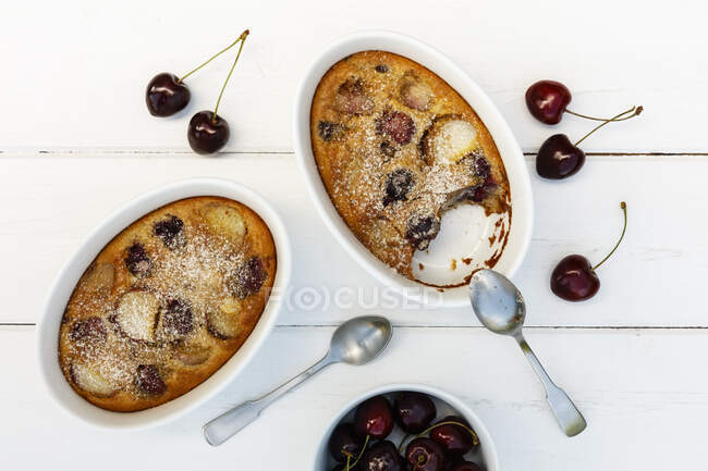 Bowls of gluten free homemade clafoutis with cherries, peaches and almonds — Stock Photo