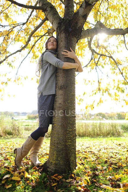 Портрет женщины, обнимающей деревья — стоковое фото