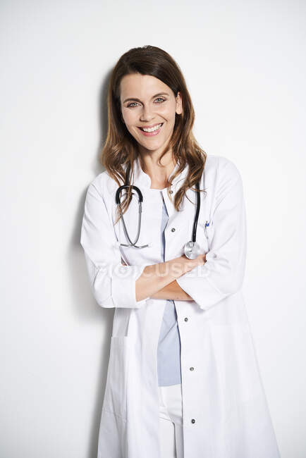 Retrato de médico feminino sorridente com estetoscópio — Fotografia de Stock