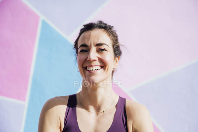 Портрет усміхненої спортивної жінки, що дивиться на камеру. — стокове фото