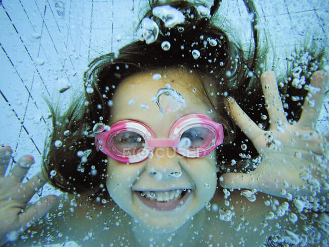 Підводний портрет щасливої дівчини — стокове фото