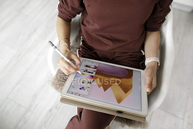 Webdesignerin nutzt Tablet zu Hause — Stockfoto