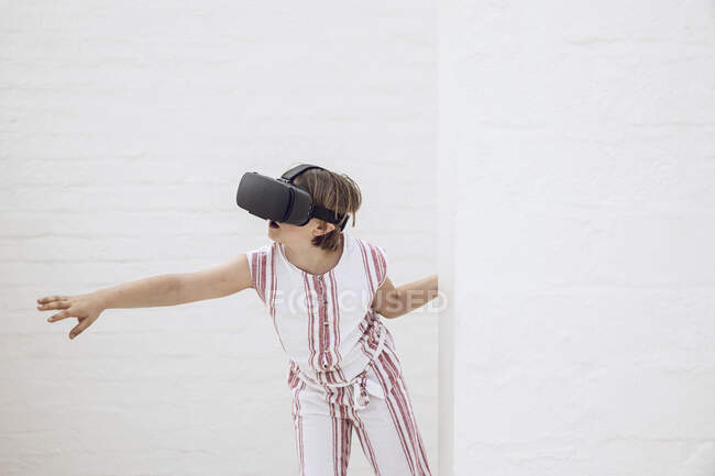 Bambina alla scoperta dello spazio vuoto con occhiali VR — Foto stock