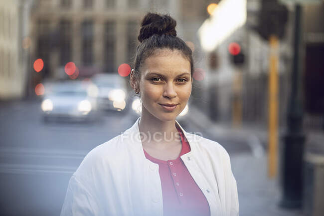 Retrato de una joven confiada en la ciudad - foto de stock