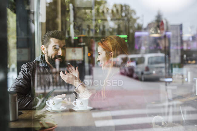 Пара розважається разом у кав'ярні — стокове фото