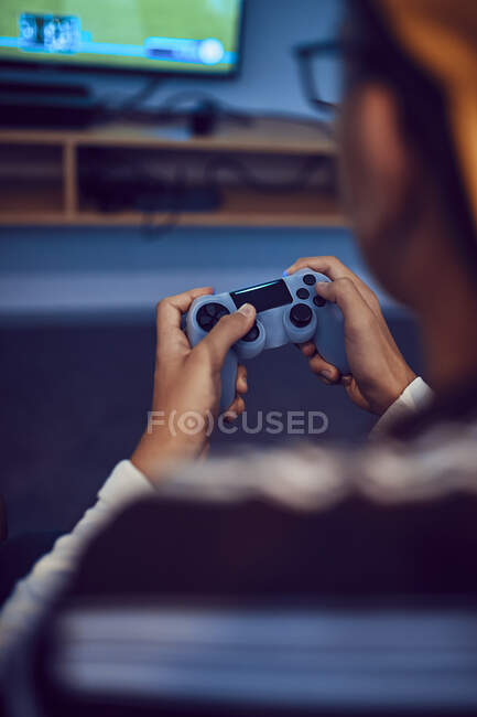 Close-up de adolescente jogando videogame em uma arcada de diversão — Fotografia de Stock