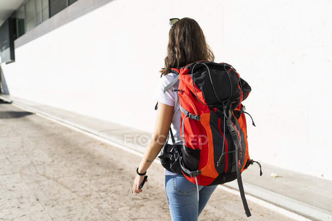 Joven mochilera en la ciudad, Verona, Italia - foto de stock