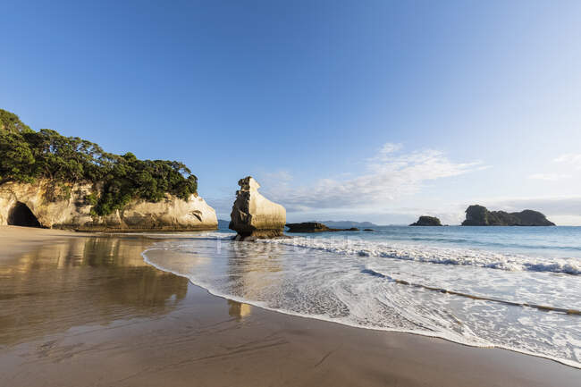 New Zealand, North Island, Waikato, Smiling Sphinx Rock and natural arch in Cathedral Cove — Stock Photo