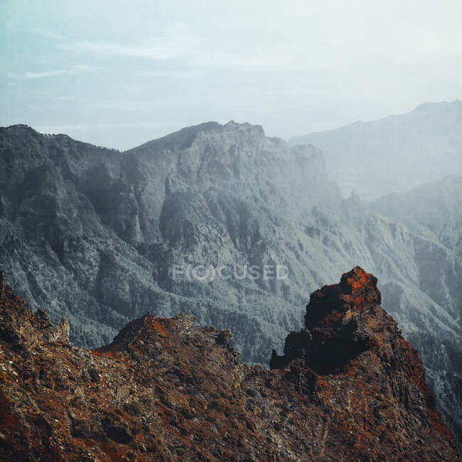Vista panoramica delle montagne contro il cielo nel Parco Nazionale della Caldera de Taburiente, Spagna — Foto stock