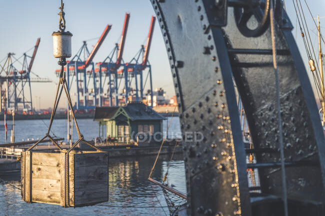 Scatola appesa al gancio al porto durante l'alba a Ovelgonne, Amburgo, Germania — Foto stock