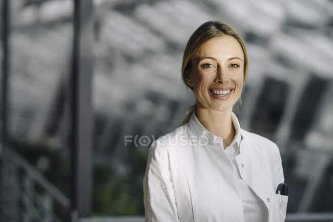 Porträt einer glücklichen Ärztin — Stockfoto