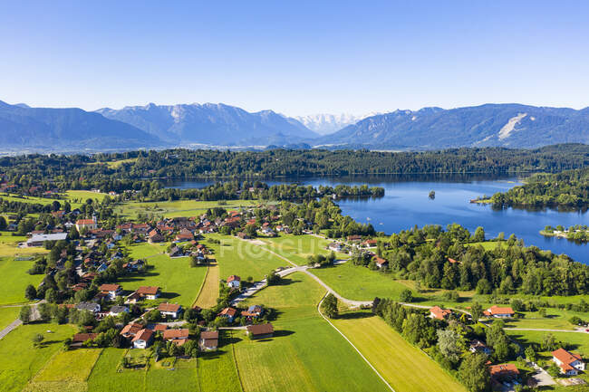 Vista idílica de la aldea en el lago Staffelsee en Seehausen contra el cielo azul claro, Alemania — Stock Photo