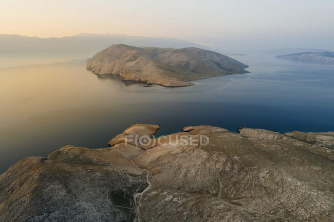 Vista aérea de la isla de Krk contra el cielo despejado durante el amanecer, Croacia - foto de stock