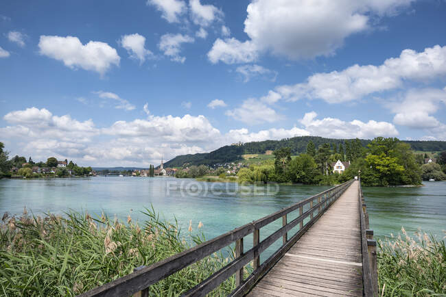 Уменьшающаяся перспектива пешеходного моста через Рейн на острове Верд, Швейцария — стоковое фото