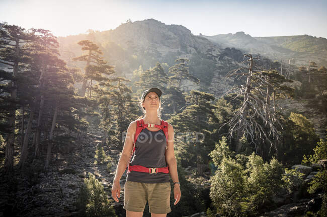 Female hiker looking up, Albertacce, Haute-Corse, Corsica, France — Stock Photo