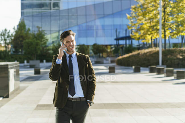 Businessman on the phone in urban business district, Madrid, Spain — Stock Photo