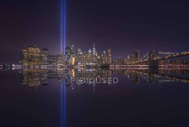 USA, New York, New York, Manhattan skyline con Tribute in Light di notte — Foto stock