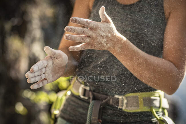 Mulher se preparando para subir, usando pó de giz — Fotografia de Stock