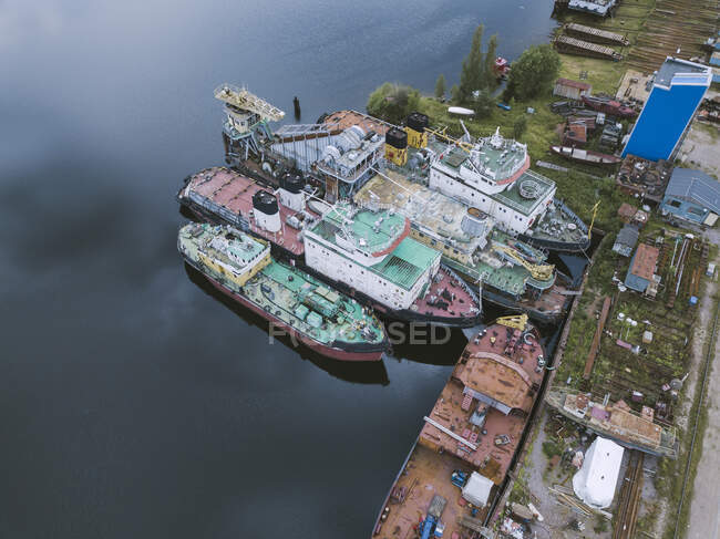 Veduta aerea delle navi ormeggiate nel canale Ladoga presso il cantiere navale, Shlisselburg, Russia — Foto stock