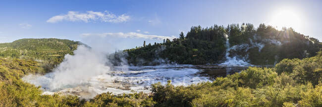 Artistas Palette Lockout, Orakei Korako Geothermal Park, Taupo Volcanic Zone, North Island, Nueva Zelanda - foto de stock