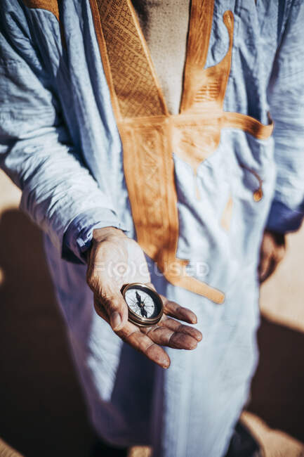 Close-up of senior man holding compass in Smara refugee camp, Tindouf, Algeria — Stock Photo